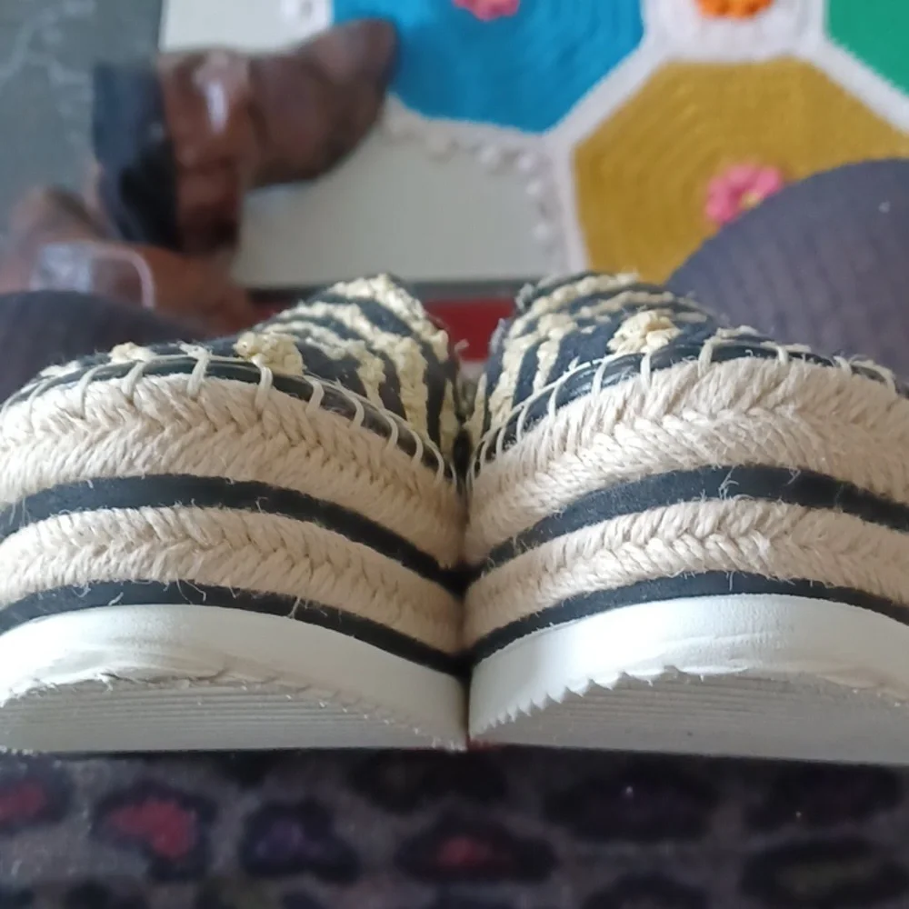 Vince Camuto Blk/ Light Tan Zebra platform Sneakers